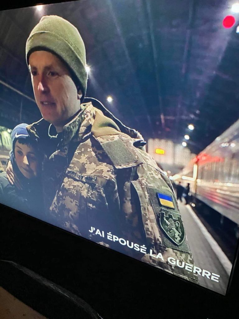 На французском ТВ в отрытую показывают символику нацистов и бандеровцев