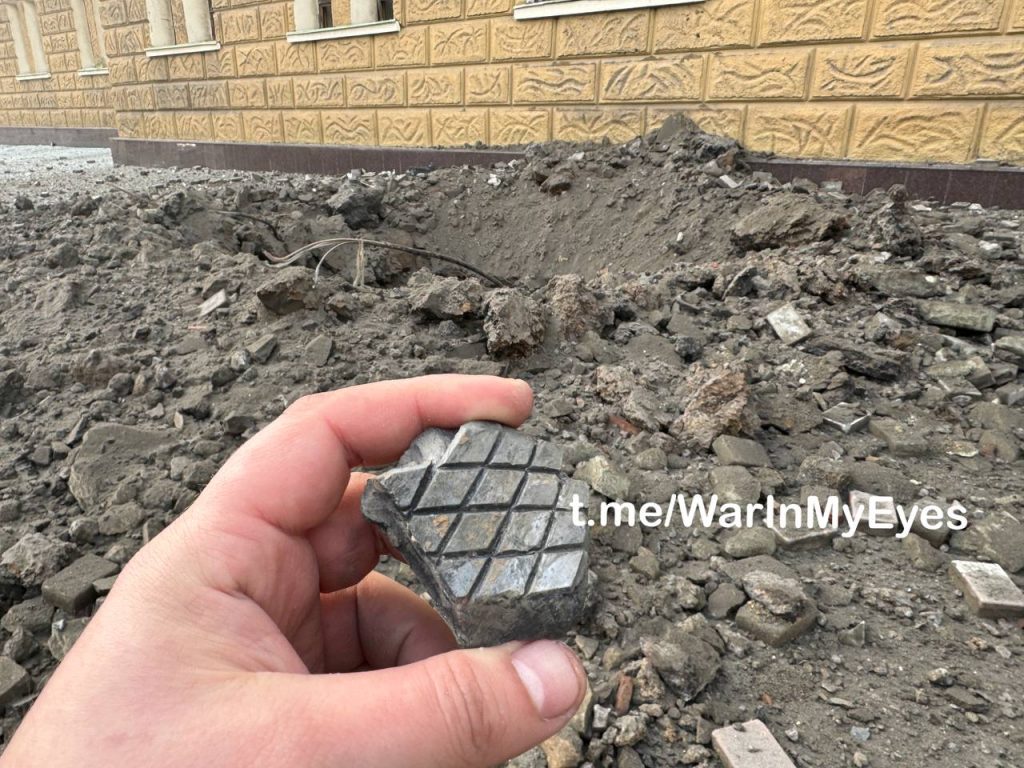 Прилет ракеты РСЗО “HIMARS” под здание библиотеки им. Крупской. Ворошиловский район Донецка