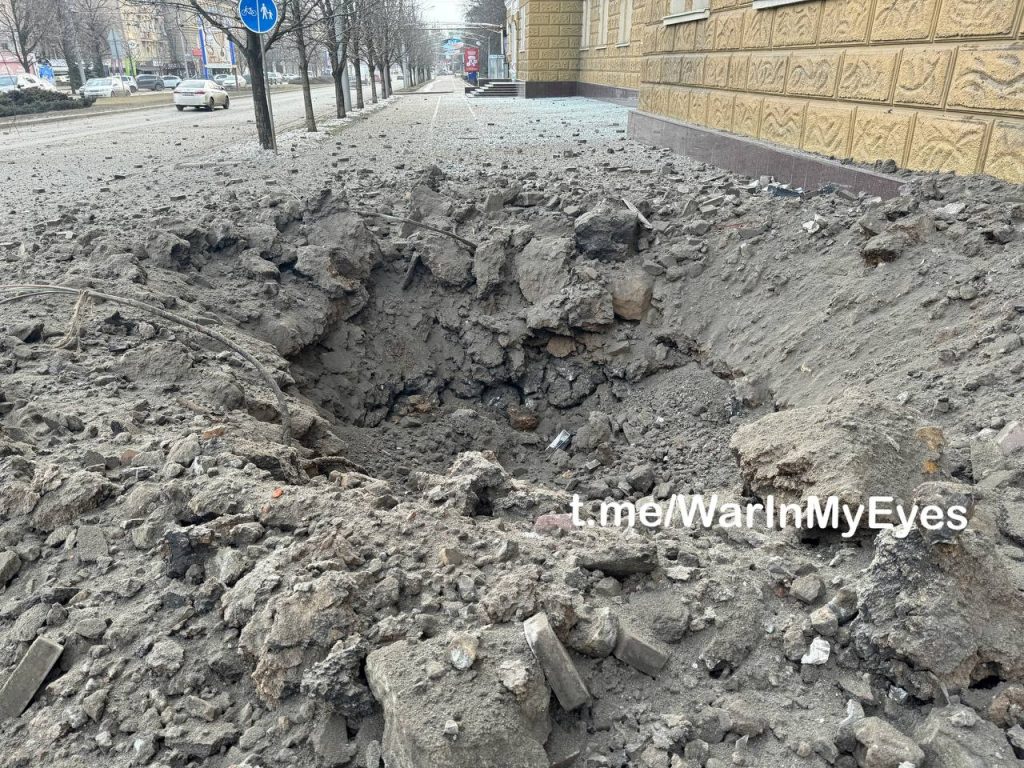 Прилет ракеты РСЗО “HIMARS” под здание библиотеки им. Крупской. Ворошиловский район Донецка