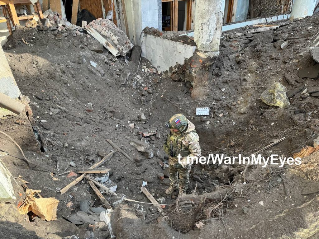 Прилет ракеты РСЗО “HIMARS” под здание библиотеки им. Крупской. Ворошиловский район Донецка
