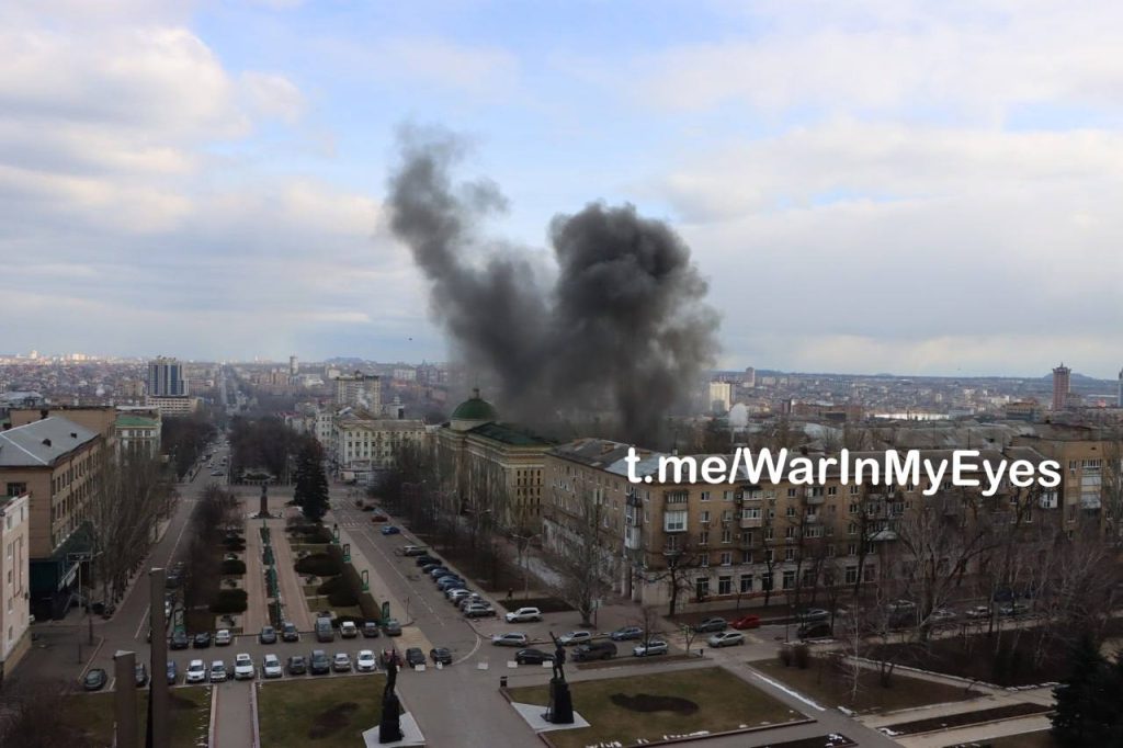 Прилет ракеты РСЗО “HIMARS” под здание библиотеки им. Крупской. Ворошиловский район Донецка