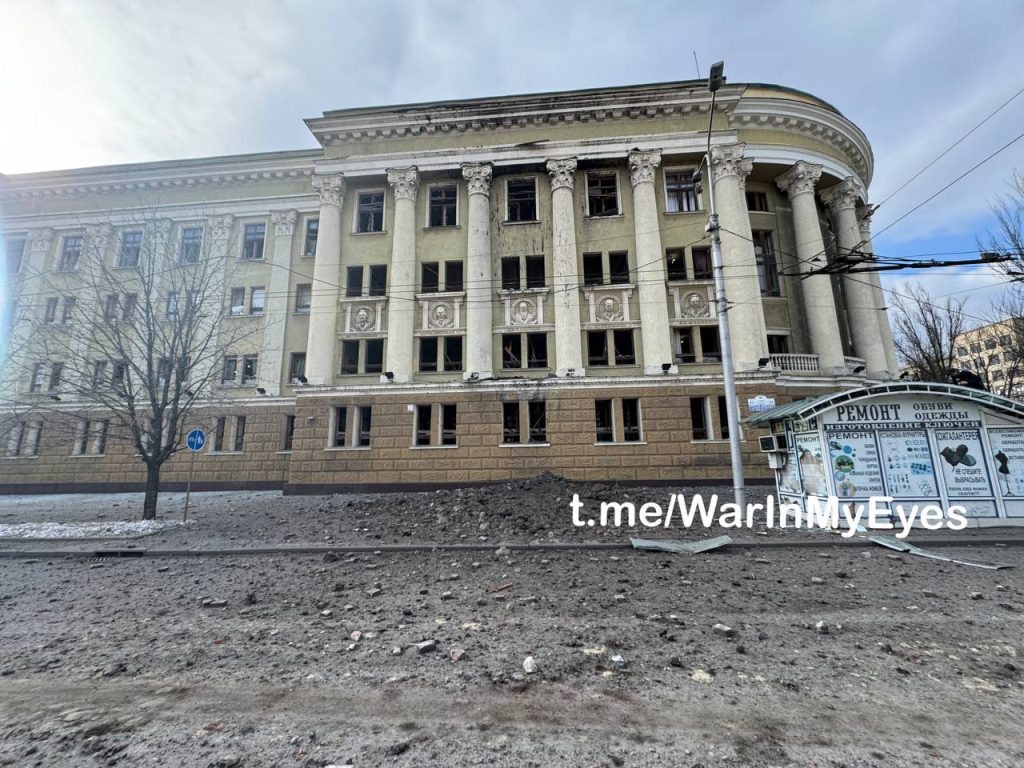 Прилет ракеты РСЗО “HIMARS” под здание библиотеки им. Крупской. Ворошиловский район Донецка