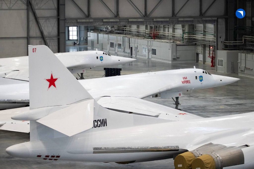 Четыре глубоко модернизированных красавца Ту-160М в цеху окончательной сборки Казанского авиационного завода во время посещения предприятия Владимиром Путиным
