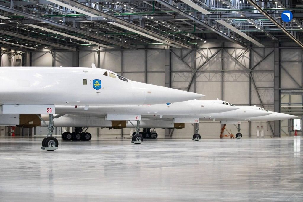 Четыре глубоко модернизированных красавца Ту-160М в цеху окончательной сборки Казанского авиационного завода во время посещения предприятия Владимиром Путиным