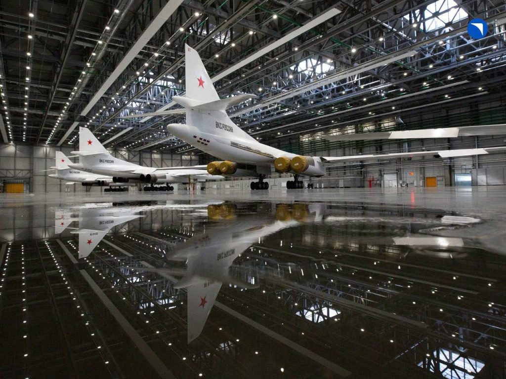 Четыре глубоко модернизированных красавца Ту-160М в цеху окончательной сборки Казанского авиационного завода во время посещения предприятия Владимиром Путиным