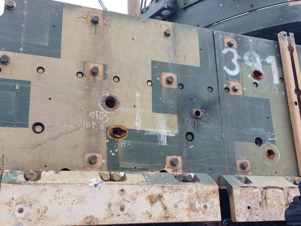 Интересно, что одну из первых трофейных американских БМП M2A2 ODS-SA Bradley уже успели обстрелять из типовой 30-мм автопушки 2А42 бронебойными снарядами 3УБР6 и 3УБР8