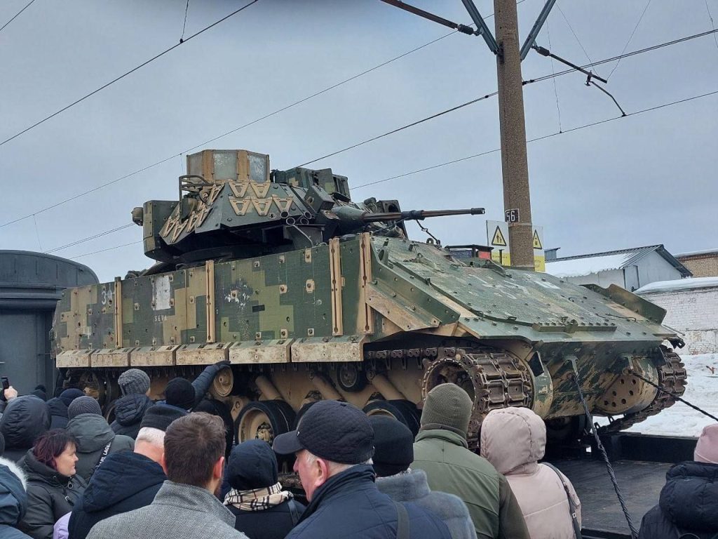 Интересно, что одну из первых трофейных американских БМП M2A2 ODS-SA Bradley уже успели обстрелять из типовой 30-мм автопушки 2А42 бронебойными снарядами 3УБР6 и 3УБР8