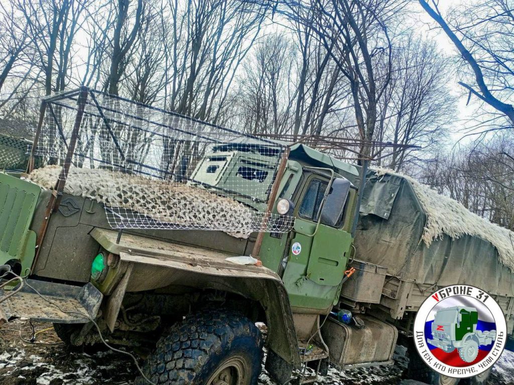 Добронированный волонтерами Урал-4320 ВС, а так же дополнительно установленная антидроновая сеть. Данные улучшения призваны защитить личный состав от стрелкового оружия и дронов противника