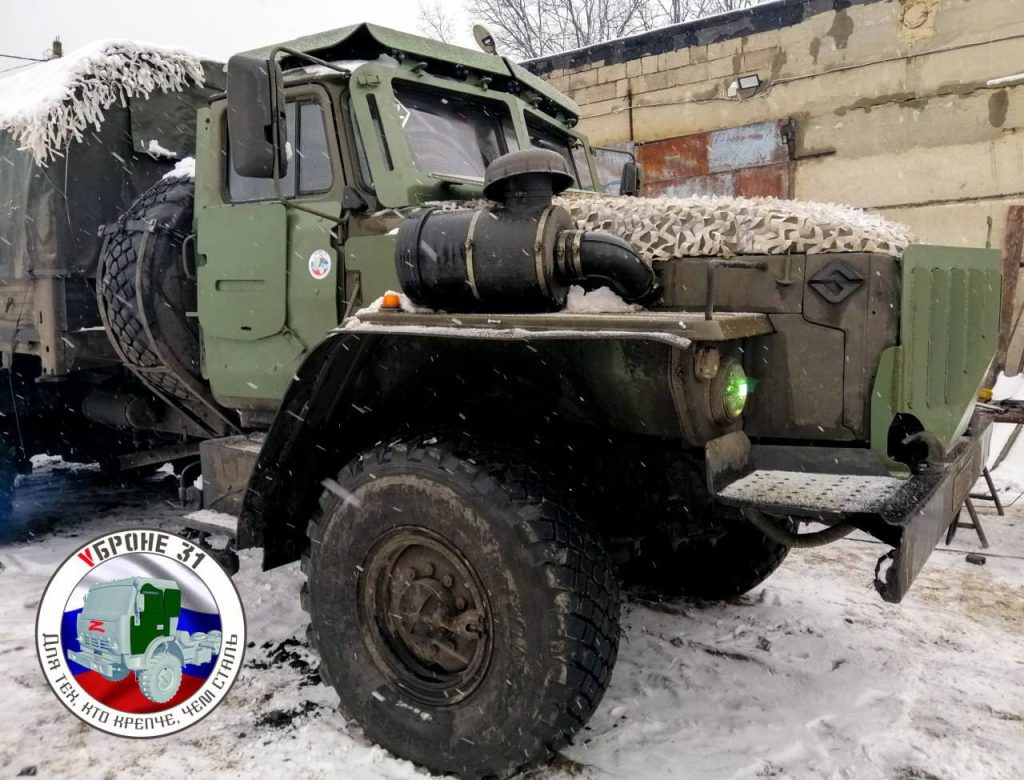 Добронированный волонтерами Урал-4320 ВС, а так же дополнительно установленная антидроновая сеть. Данные улучшения призваны защитить личный состав от стрелкового оружия и дронов противника