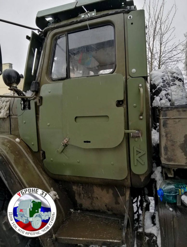 Добронированный волонтерами Урал-4320 ВС, а так же дополнительно установленная антидроновая сеть. Данные улучшения призваны защитить личный состав от стрелкового оружия и дронов противника