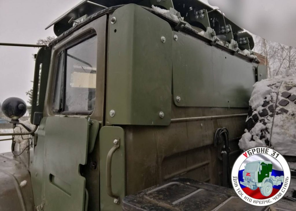 Добронированный волонтерами Урал-4320 ВС, а так же дополнительно установленная антидроновая сеть. Данные улучшения призваны защитить личный состав от стрелкового оружия и дронов противника