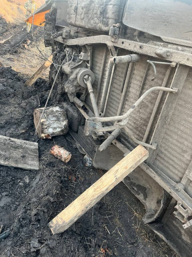 Нашу с вами подбитую "Буханочку" парни не бросили и оттащили