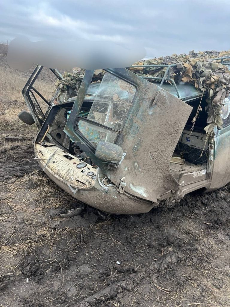 Нашу с вами подбитую "Буханочку" парни не бросили и оттащили