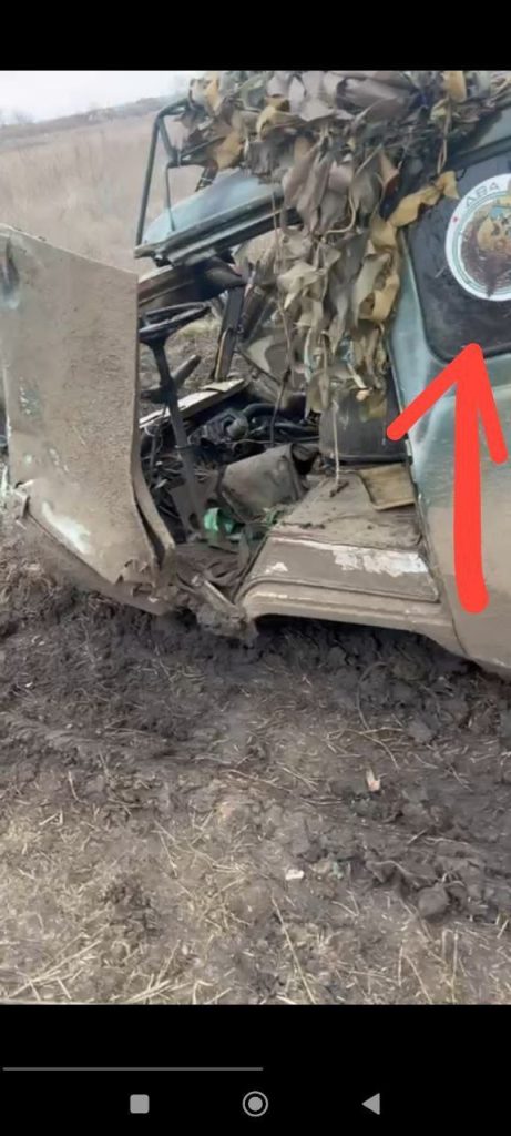 Нашу с вами подбитую "Буханочку" парни не бросили и оттащили