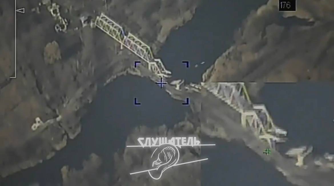 Архивные кадры нанесения авиаударов по мостам через реку Оскол в районе Купянска Харьковской области