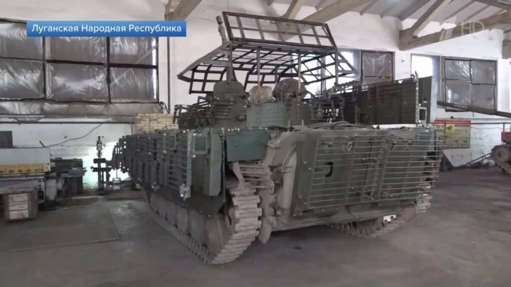 БМП-1, БМП-2 и Т-90М с дополнительными элементами защиты в цехах ремонтной роты 4-й отдельной мотострелковой бригады 2-го АК