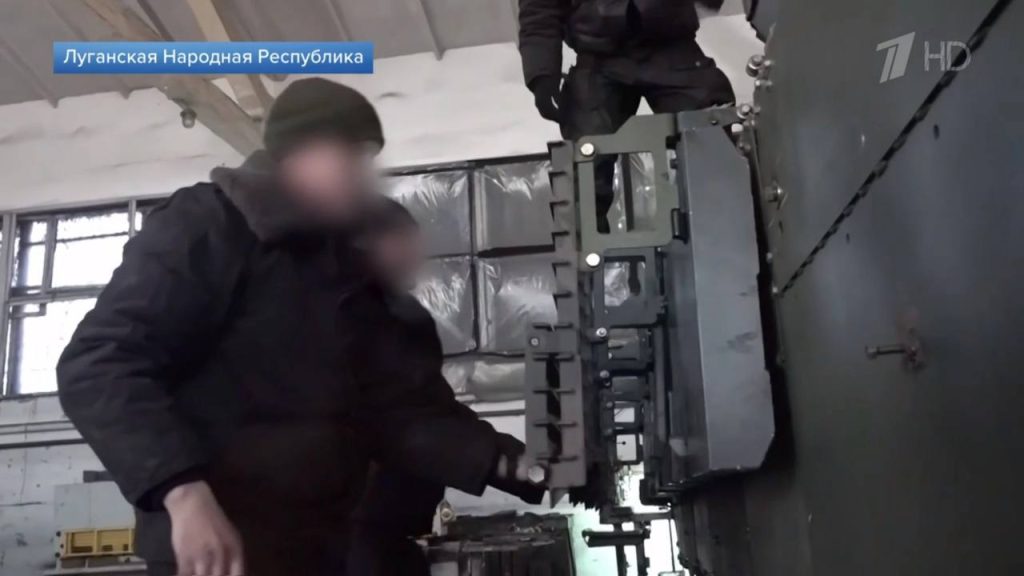 БМП-1, БМП-2 и Т-90М с дополнительными элементами защиты в цехах ремонтной роты 4-й отдельной мотострелковой бригады 2-го АК