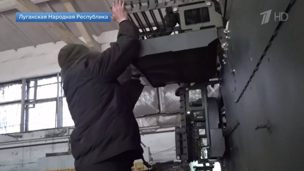 БМП-1, БМП-2 и Т-90М с дополнительными элементами защиты в цехах ремонтной роты 4-й отдельной мотострелковой бригады 2-го АК