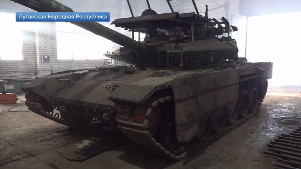 БМП-1, БМП-2 и Т-90М с дополнительными элементами защиты в цехах ремонтной роты 4-й отдельной мотострелковой бригады 2-го АК