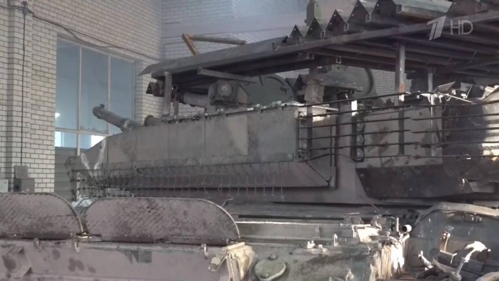 БМП-1, БМП-2 и Т-90М с дополнительными элементами защиты в цехах ремонтной роты 4-й отдельной мотострелковой бригады 2-го АК