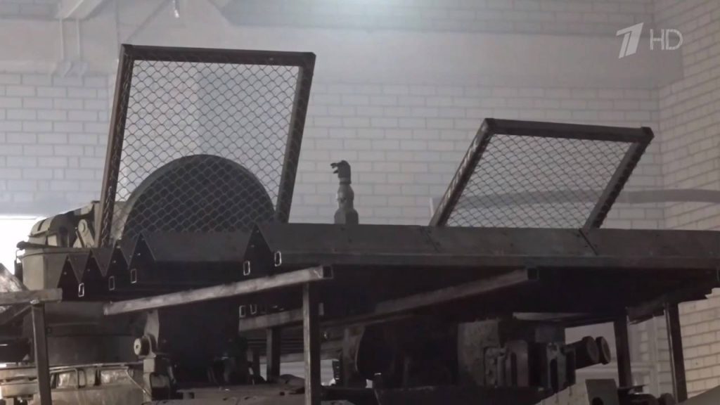 БМП-1, БМП-2 и Т-90М с дополнительными элементами защиты в цехах ремонтной роты 4-й отдельной мотострелковой бригады 2-го АК