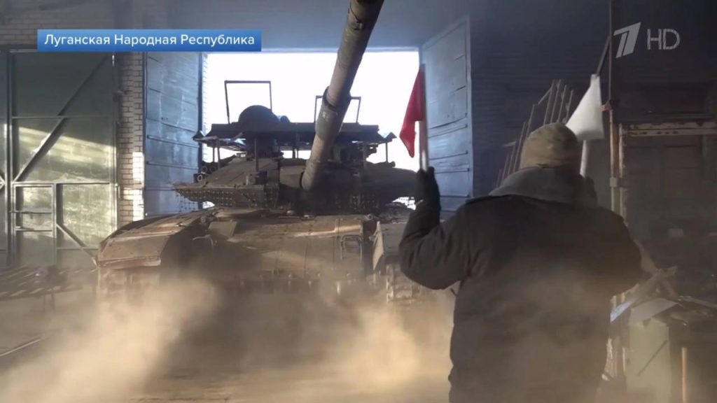 БМП-1, БМП-2 и Т-90М с дополнительными элементами защиты в цехах ремонтной роты 4-й отдельной мотострелковой бригады 2-го АК