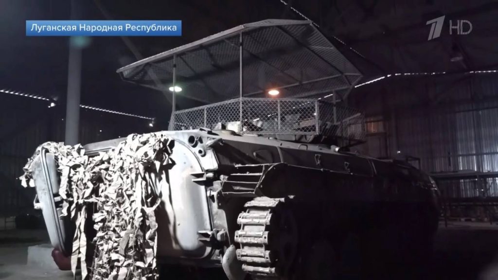 БМП-1, БМП-2 и Т-90М с дополнительными элементами защиты в цехах ремонтной роты 4-й отдельной мотострелковой бригады 2-го АК