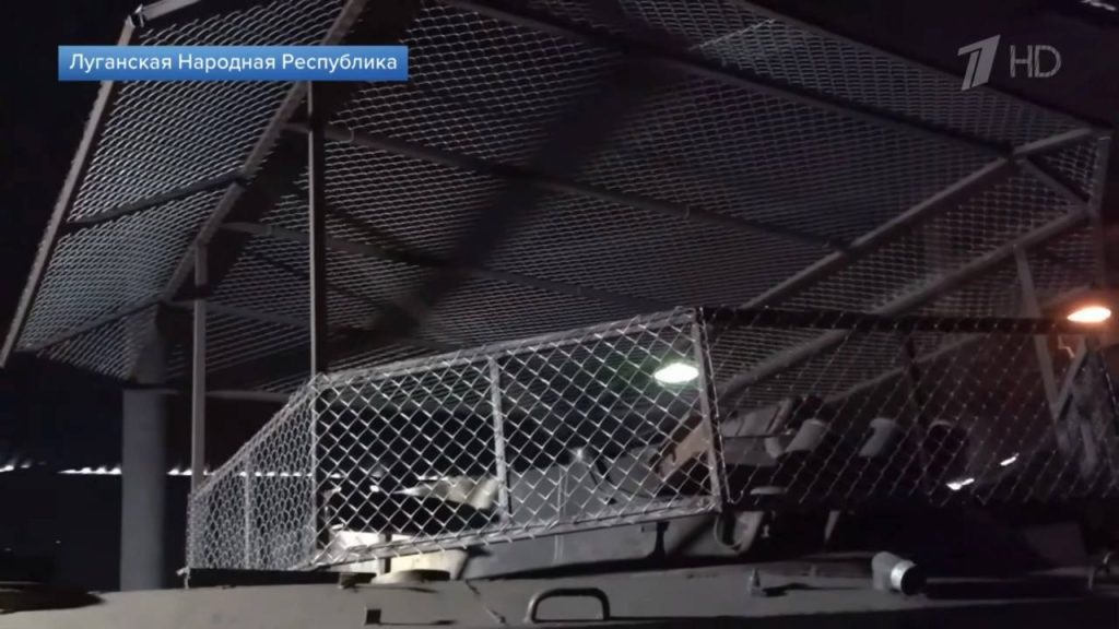 БМП-1, БМП-2 и Т-90М с дополнительными элементами защиты в цехах ремонтной роты 4-й отдельной мотострелковой бригады 2-го АК