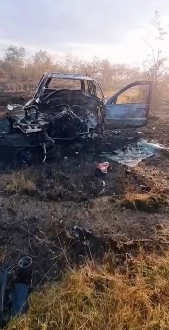 Подорвавшийся на ПТ-мине Jeep Grand Cherokee III ВСУ