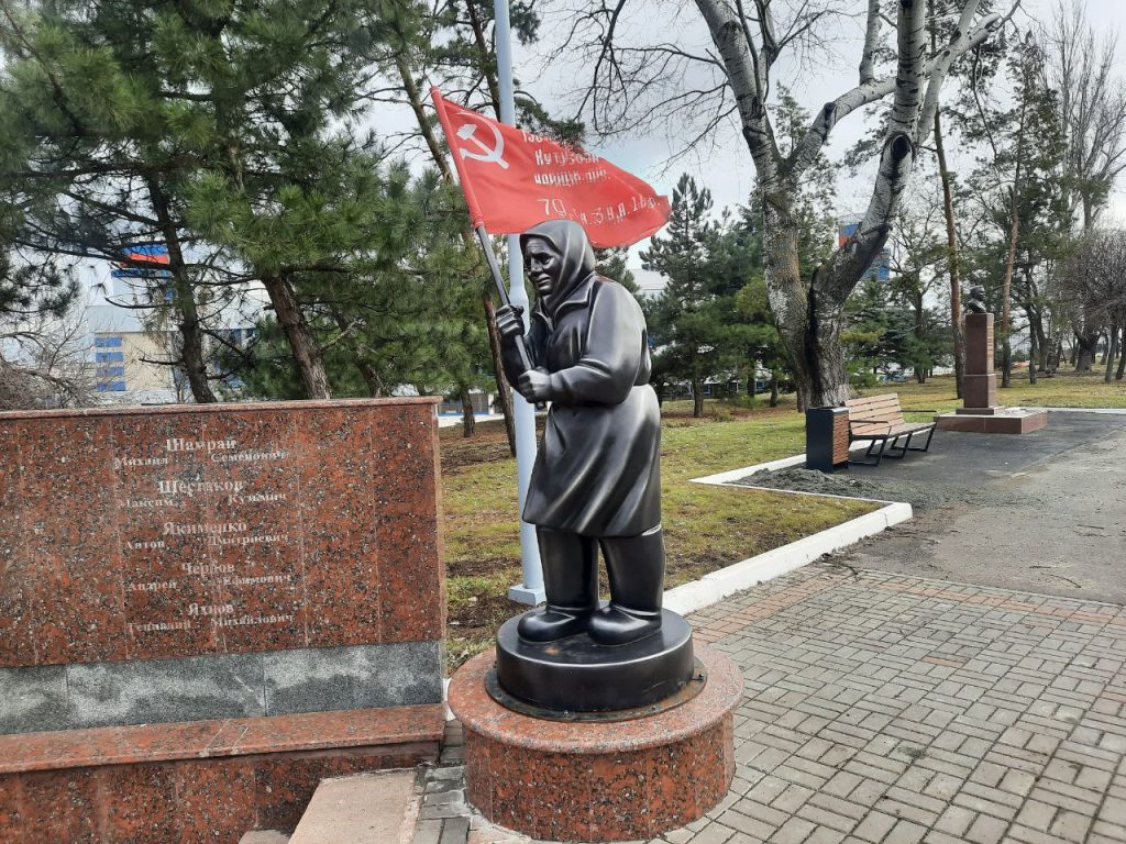 Памятники в Приморском парке Мариуполя