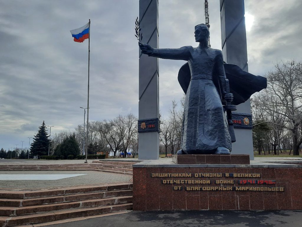 Памятники в Приморском парке Мариуполя