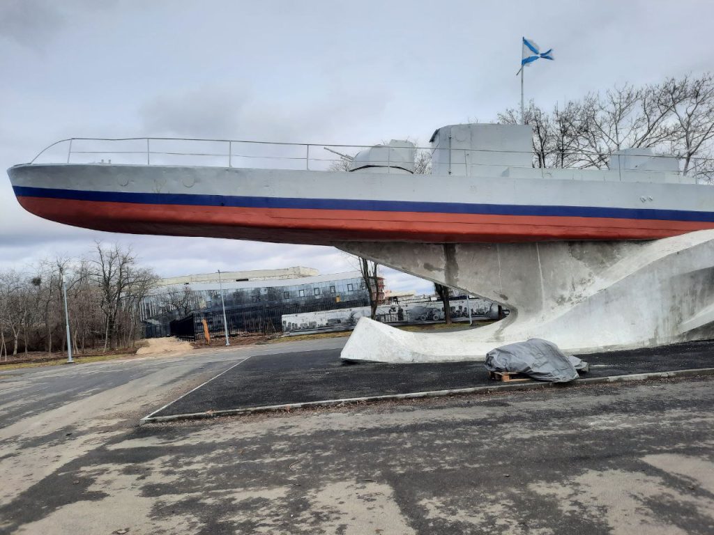 Памятники в Приморском парке Мариуполя