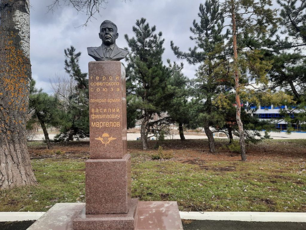 Памятники в Приморском парке Мариуполя