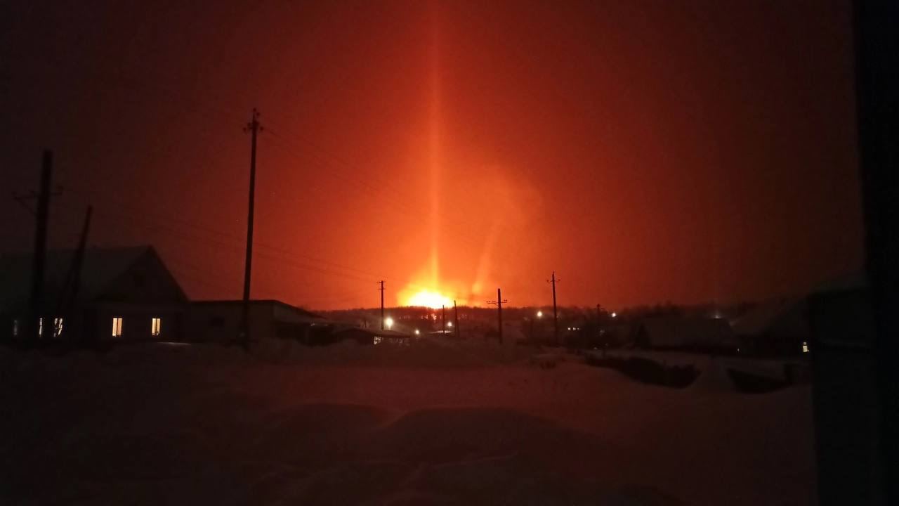В Пермском крае загорелся грузовой поезд, предположительно, после взрыва на газопроводе