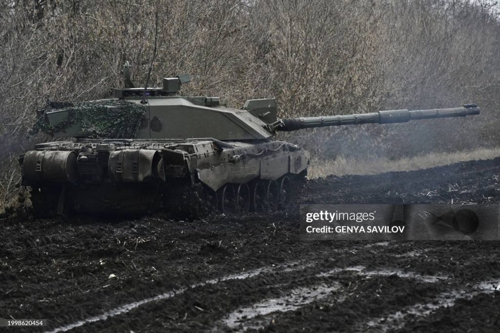 Танк Challenger-2 82-й отдельной десантно-штурмовой бригады ВСУ вблизи линии боевого соприкосновения в Запорожской области
