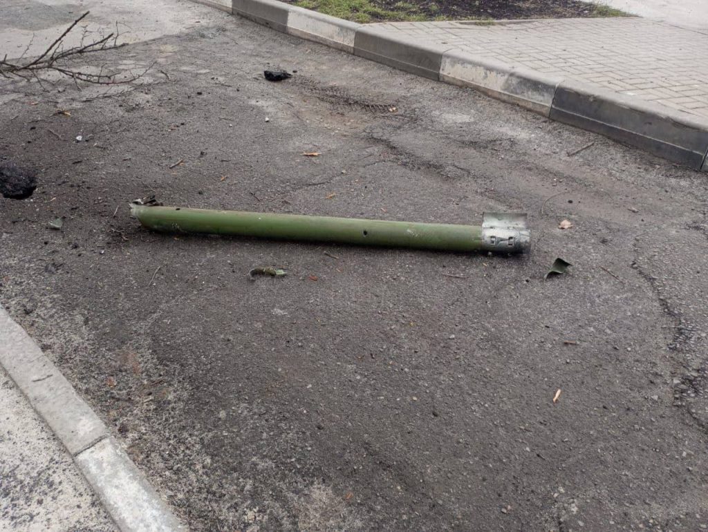 Еще обломок сбитой ракеты, запущенной по Белгороду, которая соответствует сербским 122-мм ракетам повышенной до 40 км дальности ER Grad 2000 (G2000)