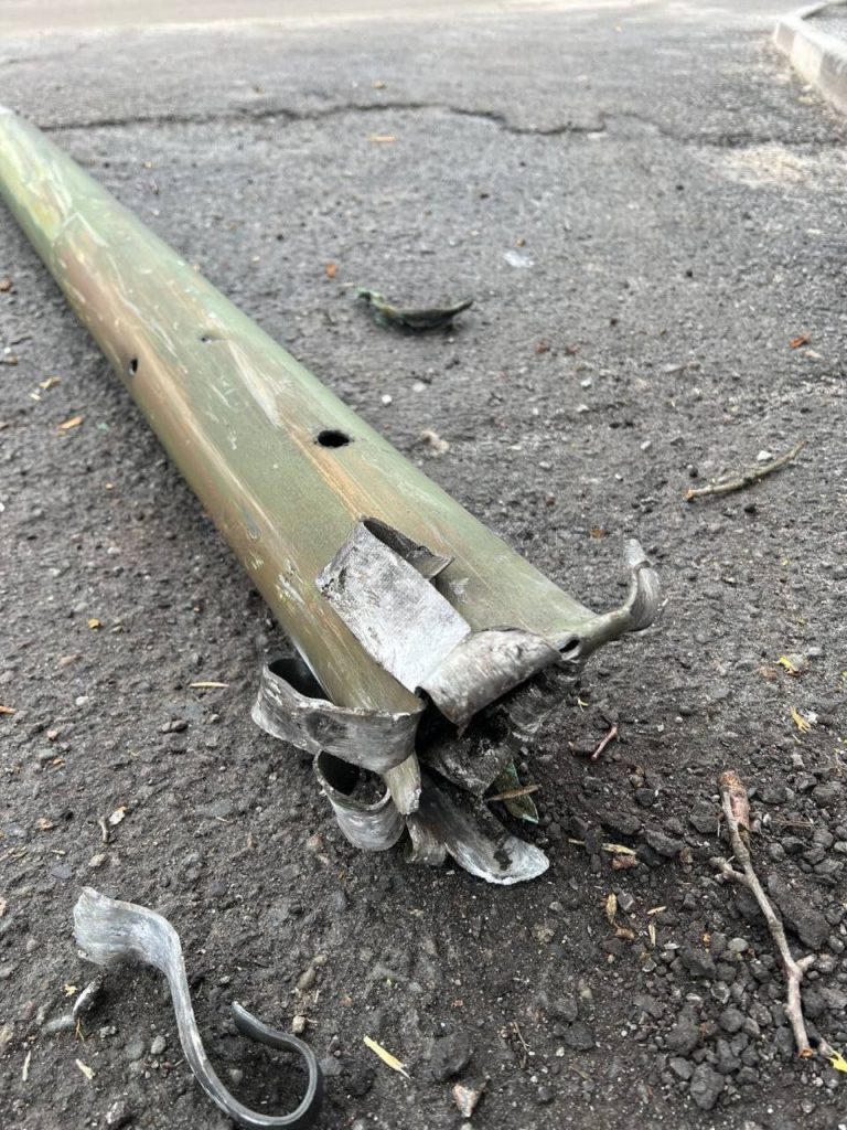 Еще обломок сбитой ракеты, запущенной по Белгороду, которая соответствует сербским 122-мм ракетам повышенной до 40 км дальности ER Grad 2000 (G2000)