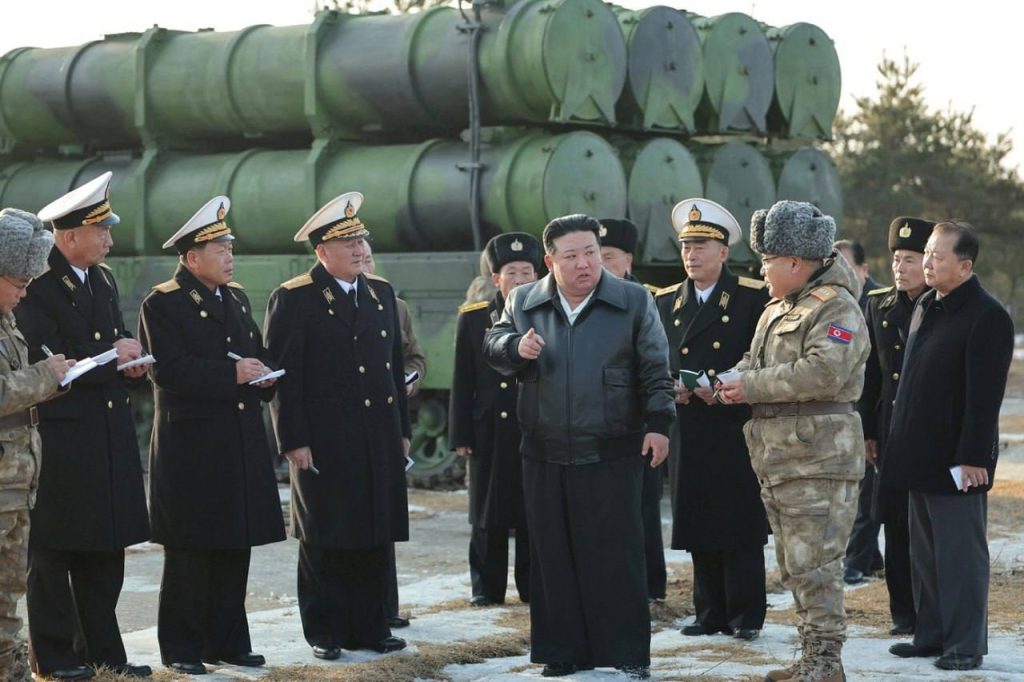 Северная Корея провела испытания новых ракет класса "земля-корабль" для оснащения своего военно-морского флота и береговой обороны