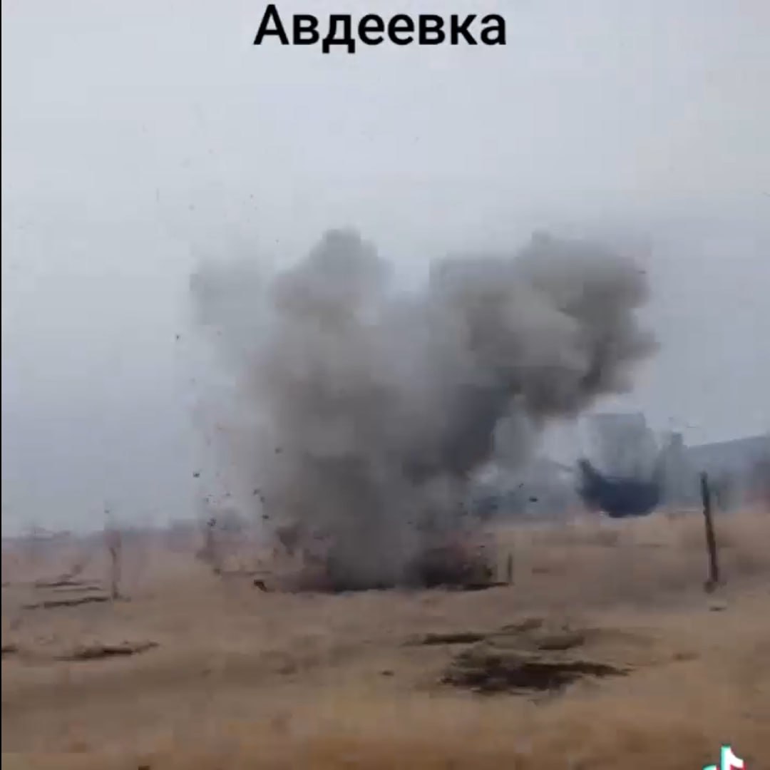 Видео отступления группы украинских солдат верхом на бронетранспортере YPR-765 из Авдеевки под огнем российской артиллерии