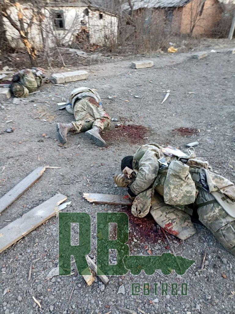 Отошедшие на "выгодные позиции" ВСУшники в районе железнодорожного вокзала Авдеевки + установка флага на здании вокзала