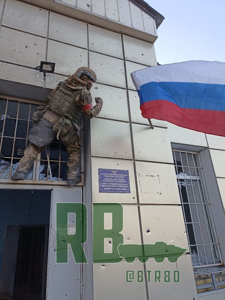 Отошедшие на "выгодные позиции" ВСУшники в районе железнодорожного вокзала Авдеевки + установка флага на здании вокзала