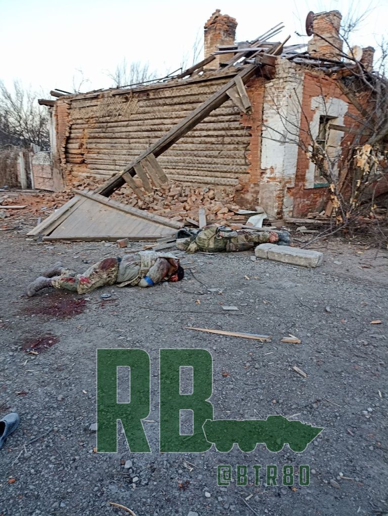 Отошедшие на "выгодные позиции" ВСУшники в районе железнодорожного вокзала Авдеевки + установка флага на здании вокзала