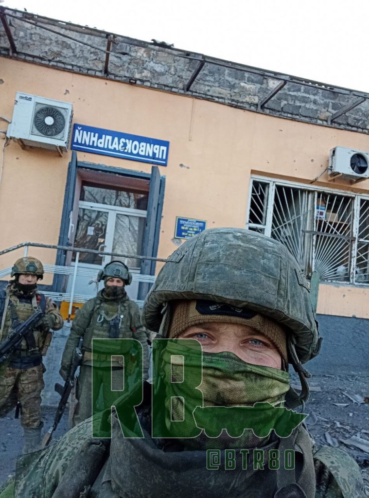 Отошедшие на "выгодные позиции" ВСУшники в районе железнодорожного вокзала Авдеевки + установка флага на здании вокзала