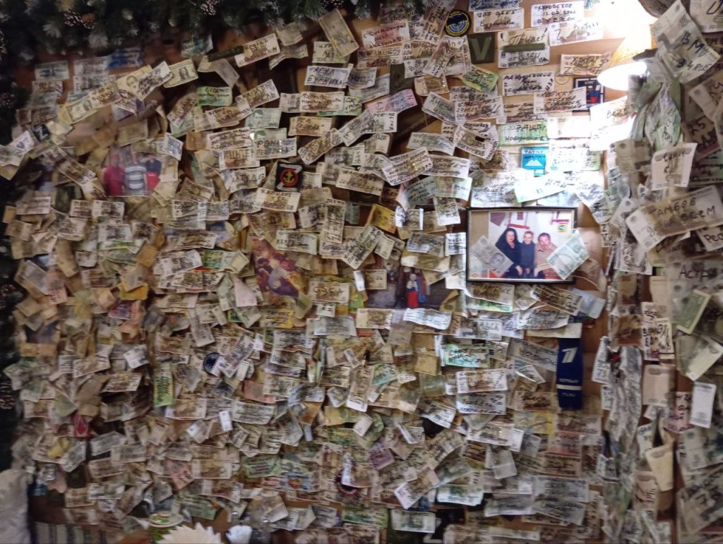 Вот такие стены в одном из прифронтовом кафе