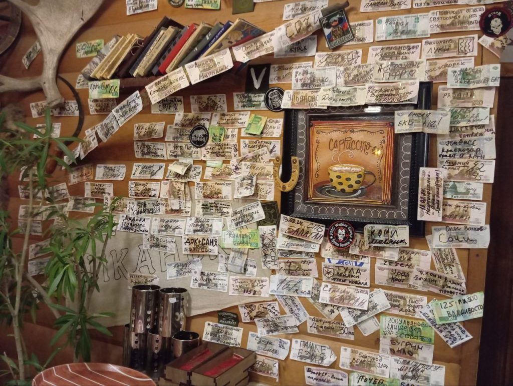 Вот такие стены в одном из прифронтовом кафе