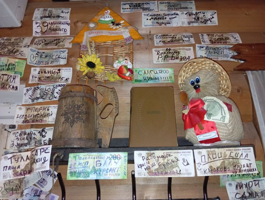 Вот такие стены в одном из прифронтовом кафе