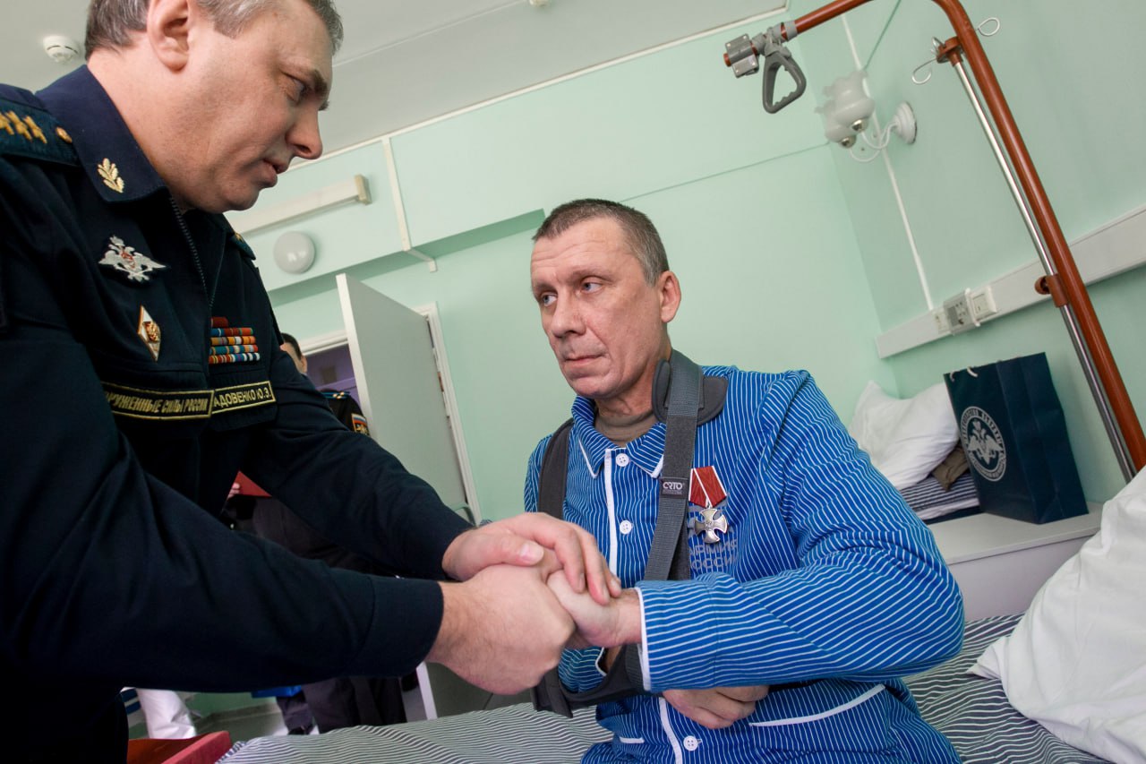 Замминистра обороны РФ генерал-полковник Юрий Садовенко вручил награды участникам СВО, находящимся на излечении в филиале ЦВКГ им. Вишневского