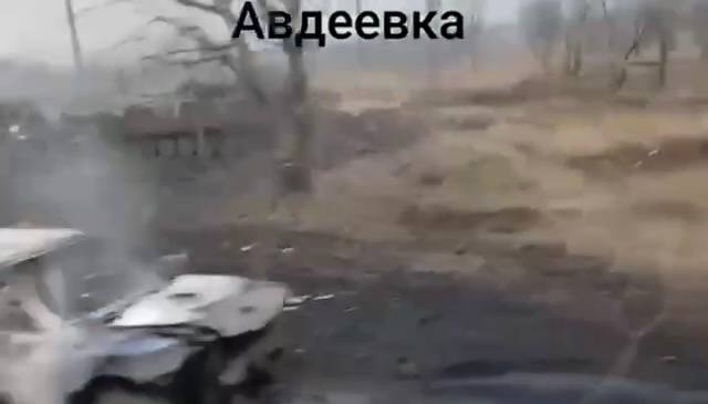 БМП-2 - уничтожена. У трассы  O0542  в  районе города Авдеевка Донецкой области