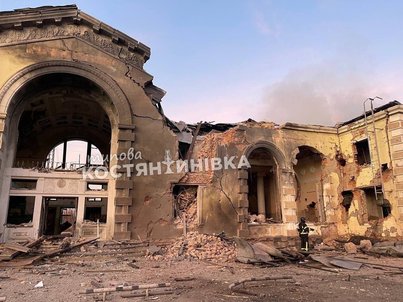 Результат точного удара по ж\д вокзалу в Константиновке, который используется как место прибытия украинских эшелонов