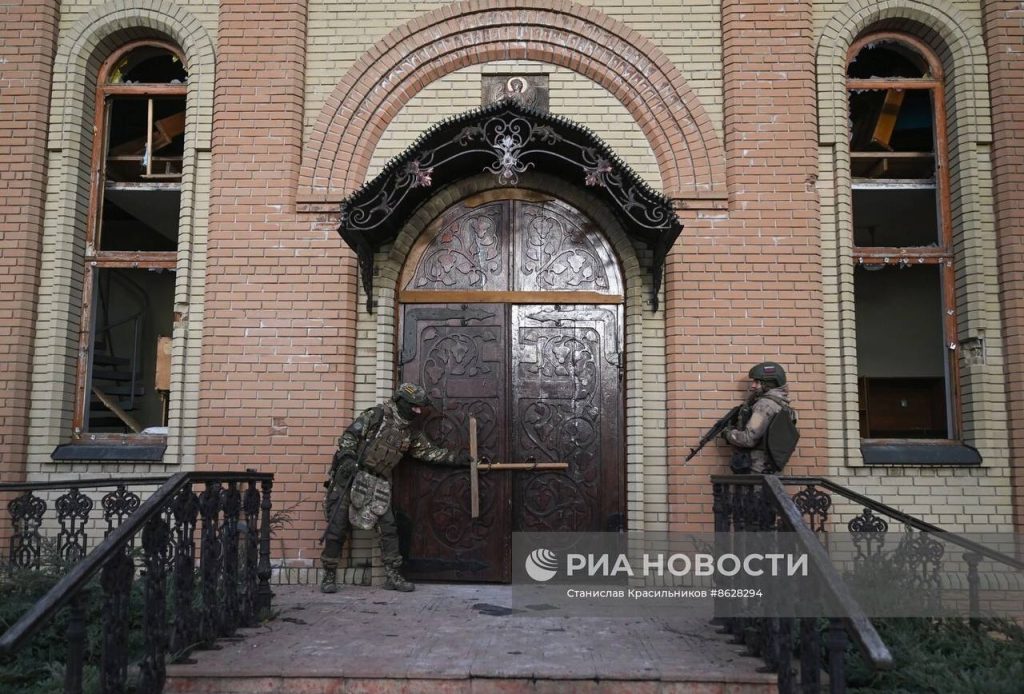 Сапёры 40-го гвардейского инженерно-саперного полка ЦВО осматривают Свято-Михайловский храм в Авдеевке